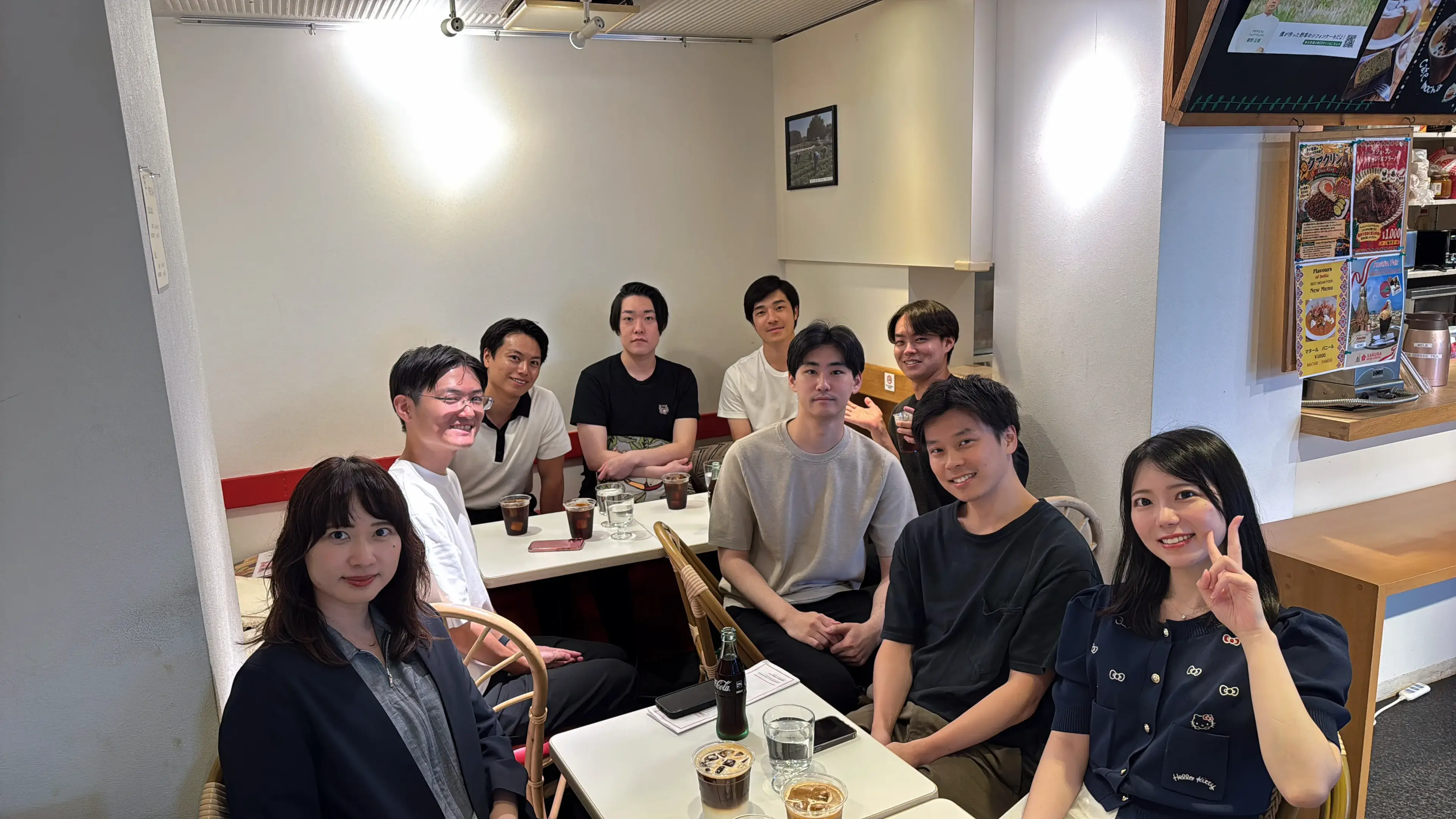 仕事の合間に社員が集まって交流する様子