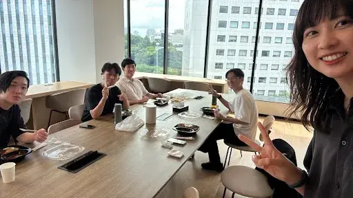 社員同士でランチを楽しむ様子